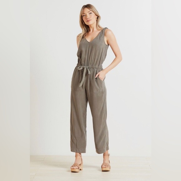 Evereve Green Jumpsuit - Picture 1 of 5